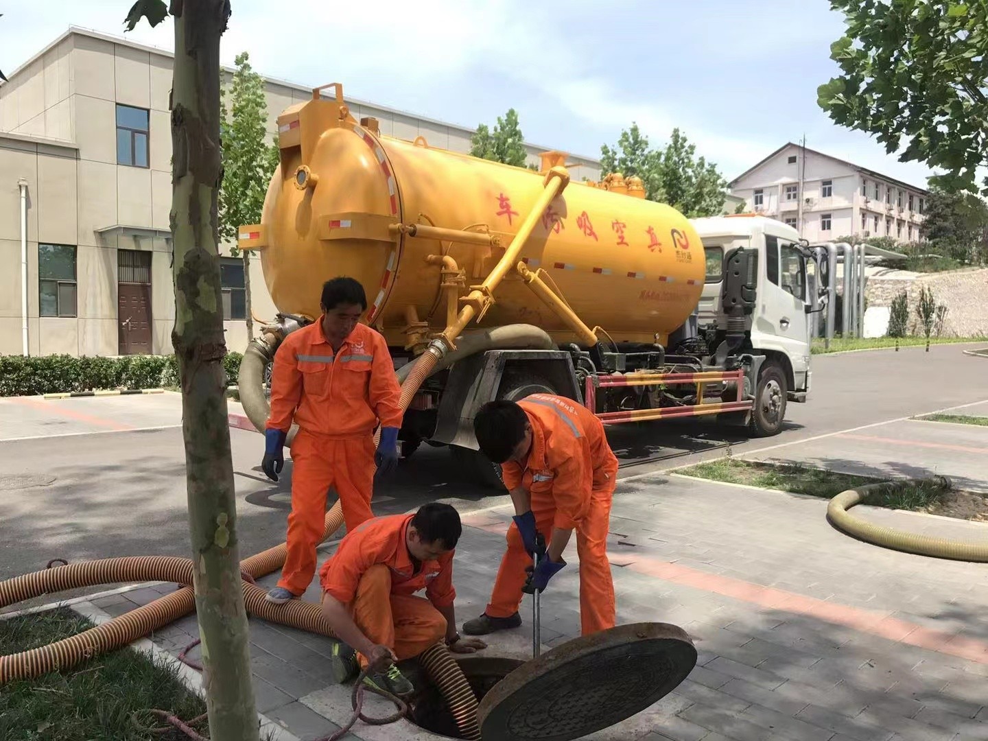 九龙管道疏通车停在窨井附近