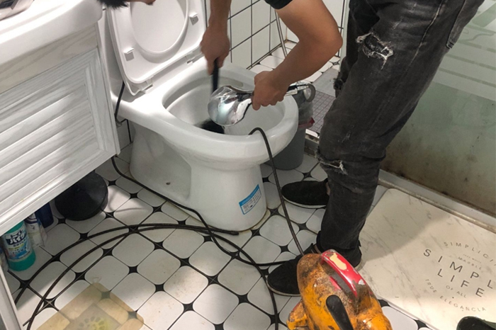 九龙马桶堵塞自己疏通还是找师傅?专业上门服务让你省时更省心