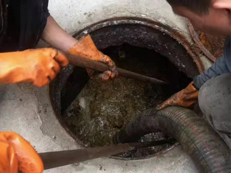 九龙清理化粪池时如何避免沼气的危害?